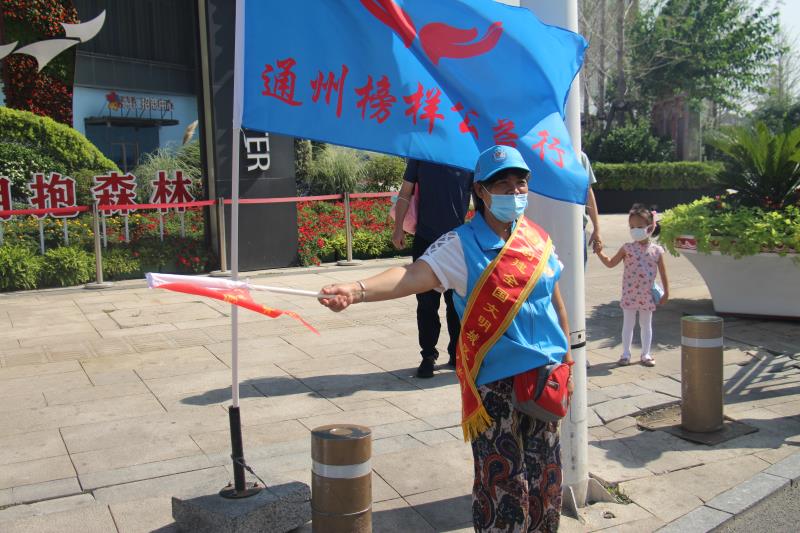 <strong>女生吃大鸡巴操逼视频</strong>